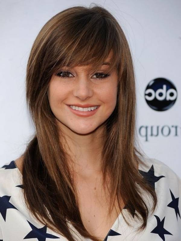 Hairstyles for Round Face to Look Slim